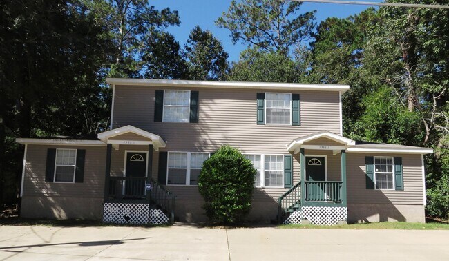 Foto del edificio - Large 4 bedroom town home with ceramic til...
