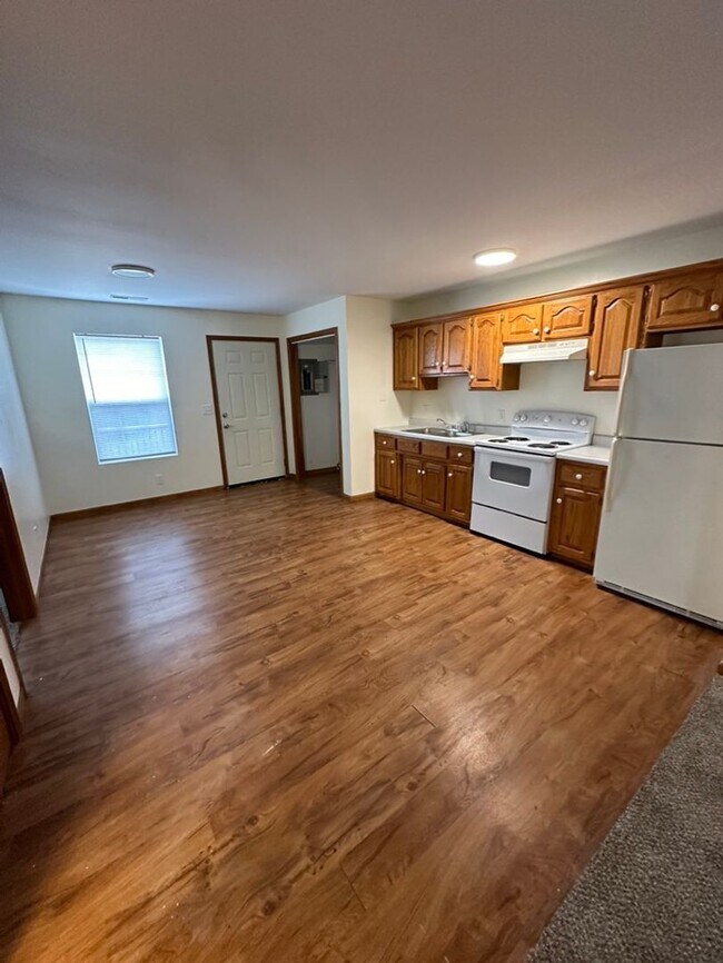 Building Photo - 2 Bedroom 1 Bath Duplex for Rent!