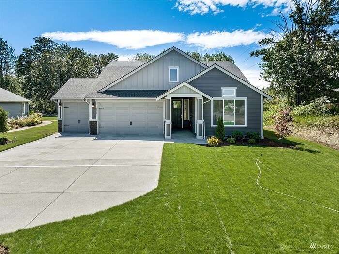 Foto principal - 4 bedrooms & 3 bath's in a hard to find ra...