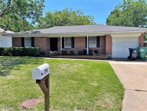 Building Photo - 720 Chisholm Trail