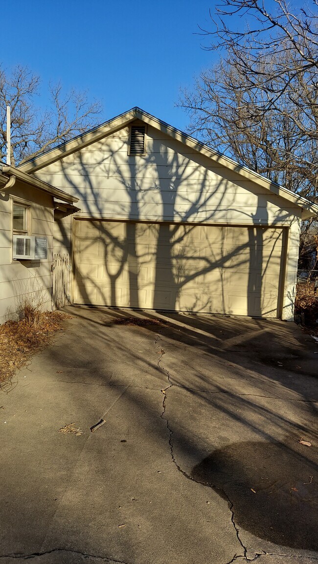 Building Photo - 330 S All Hallows Ave