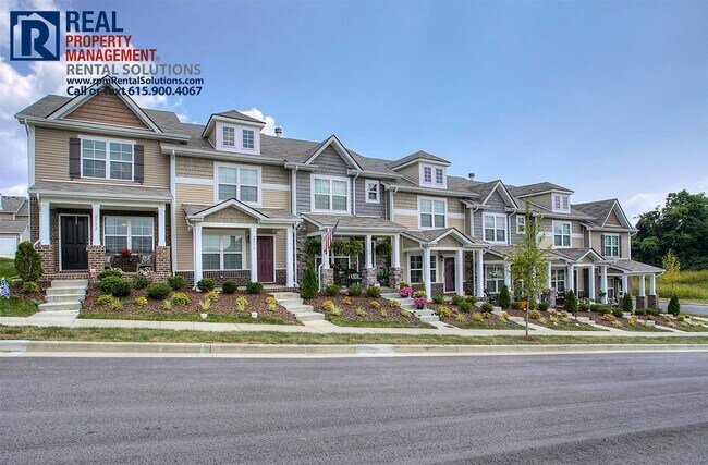 Foto del edificio - Wonderful townhome 15 min. to downtown Nashville- pool, tennis courts & fitness center!