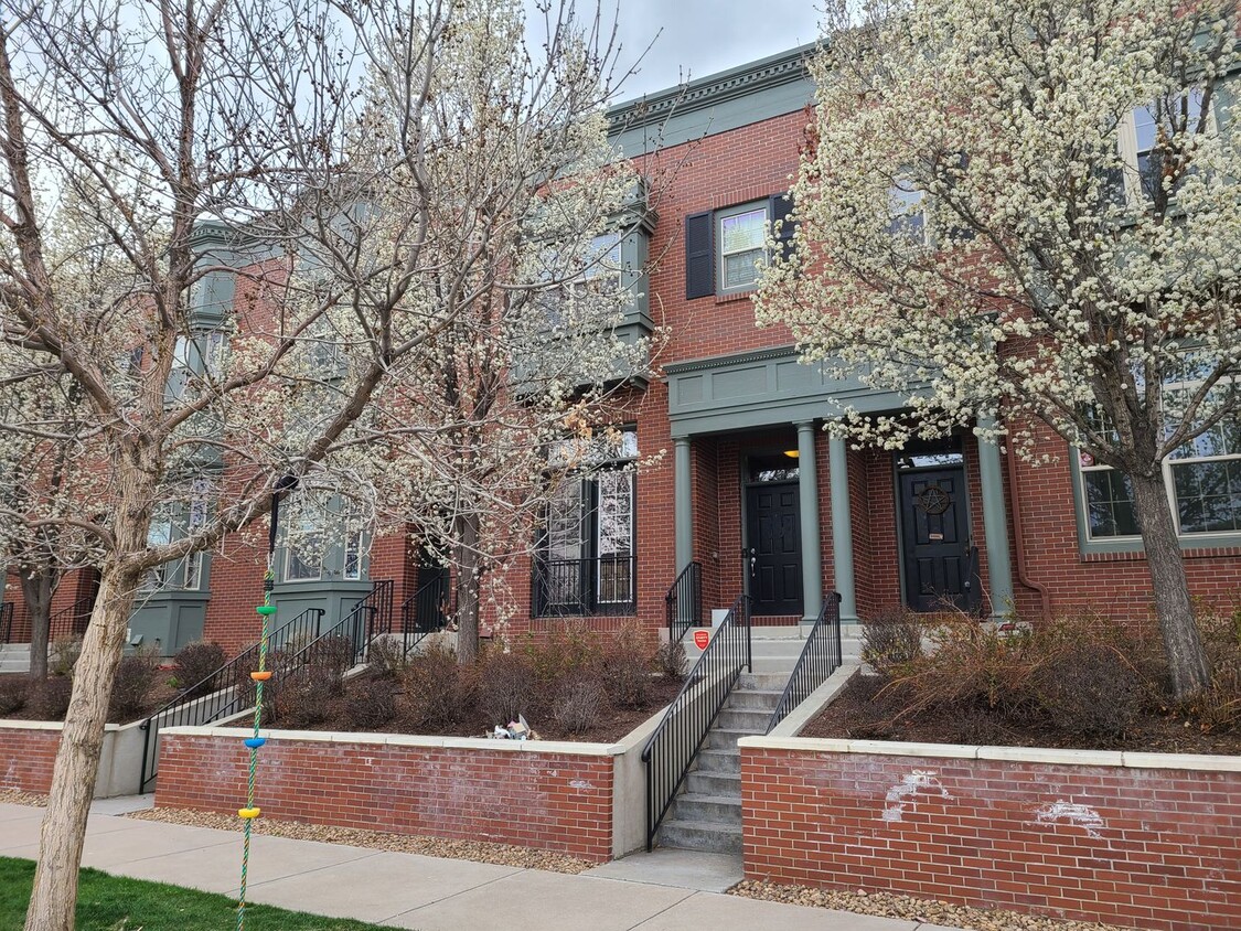 Foto principal - 3 Bedroom Central Park Townhome.