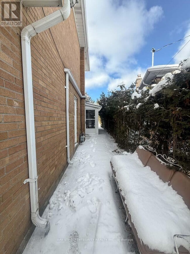 Building Photo - 130 Kingslake Rd