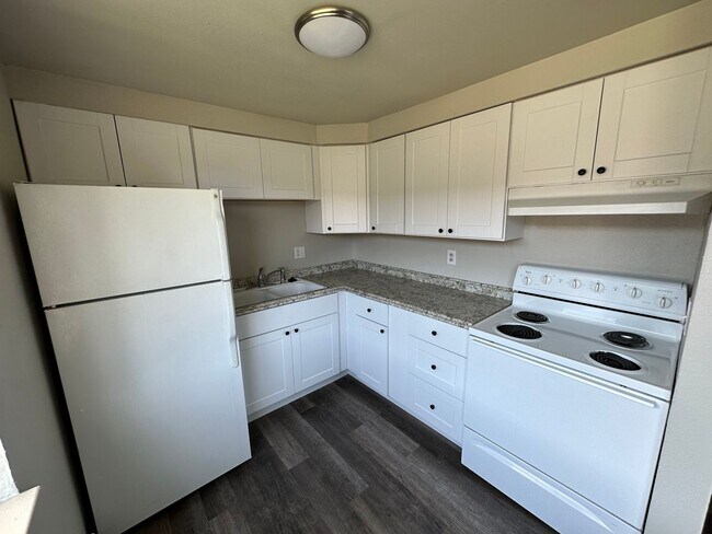 Building Photo - Updated 1-bed, 1-bath Edgewater condo on the 1st floor located near Sloan’s Lake!