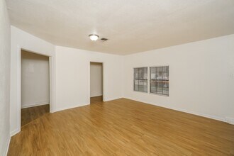 Building Photo - 2850 Canary Ln