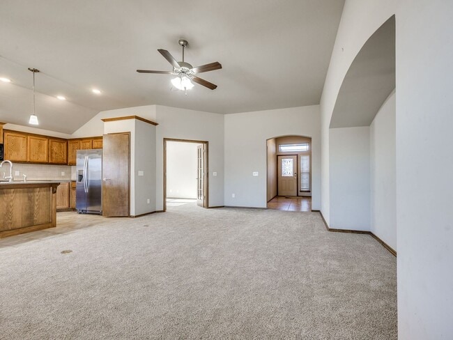 Foto del edificio - Beautiful Spacious Home + Deer Creek Schools + 3 bedrooms plus Study