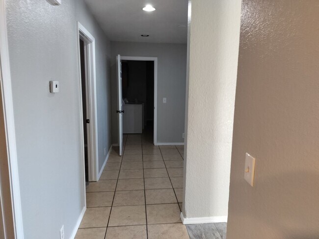 Building Photo - 3 Bedroom, 1 bathroom house in Edmond, OK with central heat and air