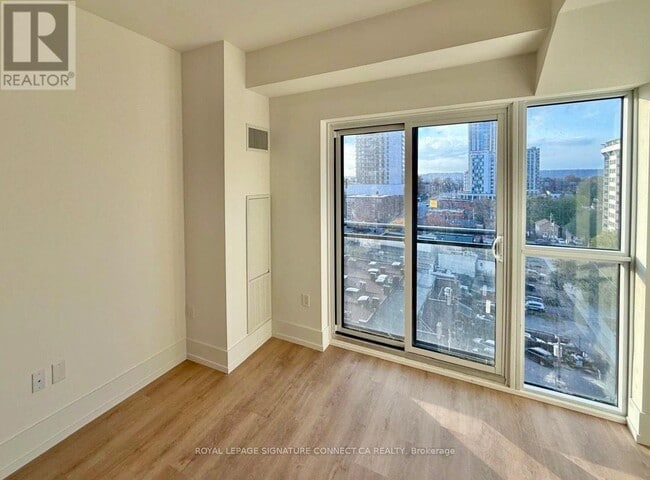 Building Photo - 206 King St W