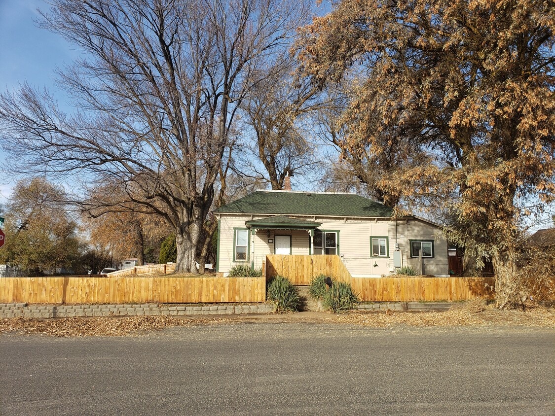 609 W 6th Ave, Ellensburg, WA 98926 House for Rent in Ellensburg, WA