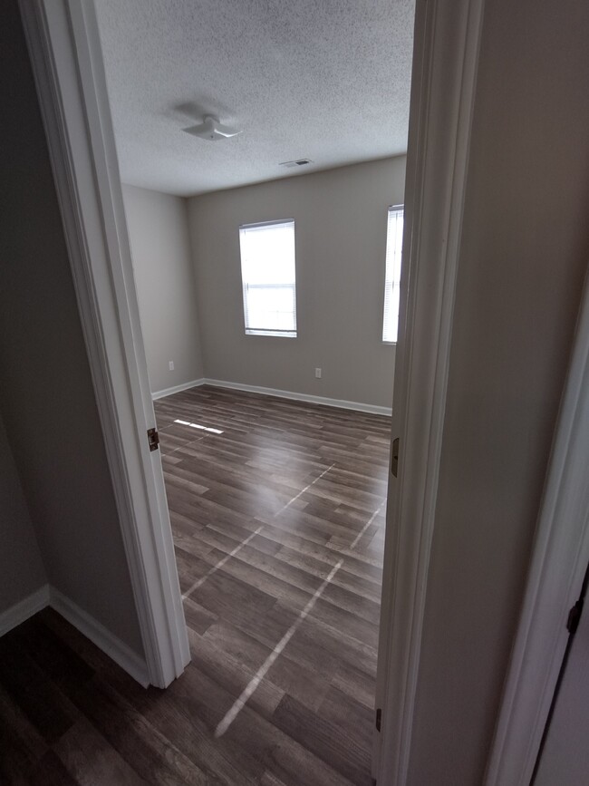 Building Photo - 304 Freedom Dr