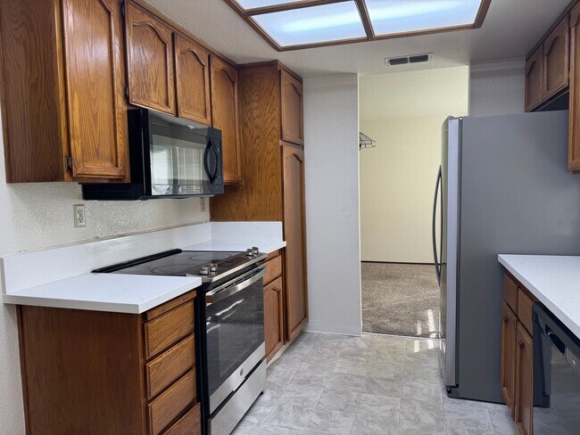 Foto del edificio - Roseville home with large backyard