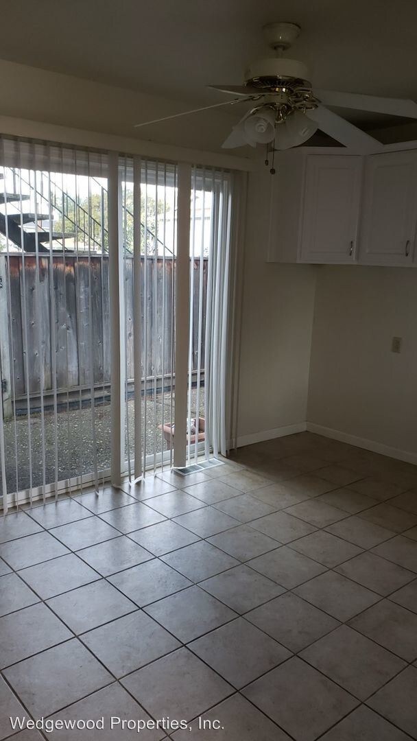Building Photo - 555 Nido Dr