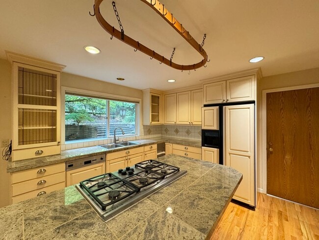 Building Photo - Stunning Lake Sammamish View Home in Belle...