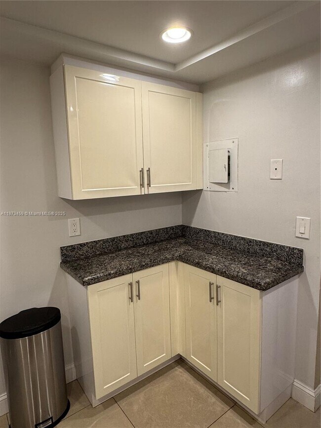 Building Photo - 2049 S Ocean Dr