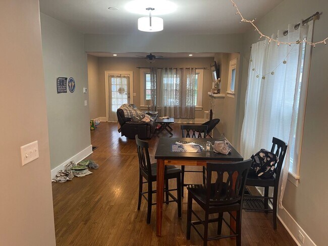 Building Photo - Charming 3 Bedroom 10 Minutes from City Ce...
