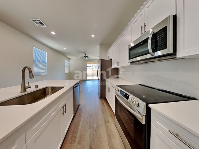 Foto del edificio - 525 Silverbell Falls Pl