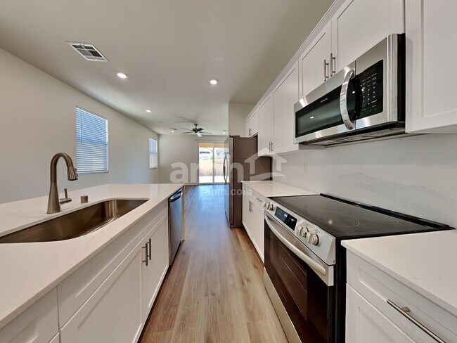 Building Photo - 525 Silverbell Falls Place