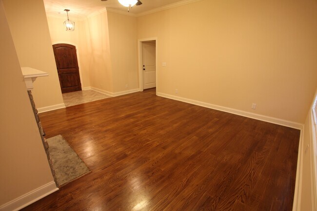 Building Photo - 3bed/2bath Residential House Available Soon!