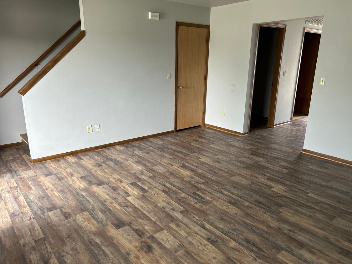 421 E Monroe Ave, Hartford, WI 53027 Townhome Rentals in Hartford WI