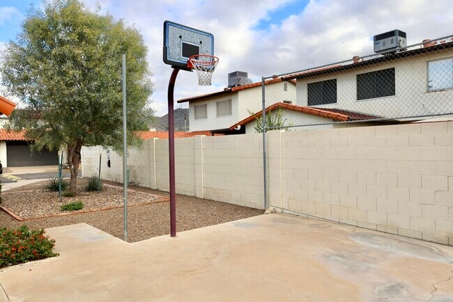 Foto del edificio - 3 bedroom 2 bath in Phoenix is Available N...