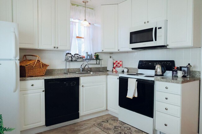 Building Photo - Brentwood Cottage for Lease