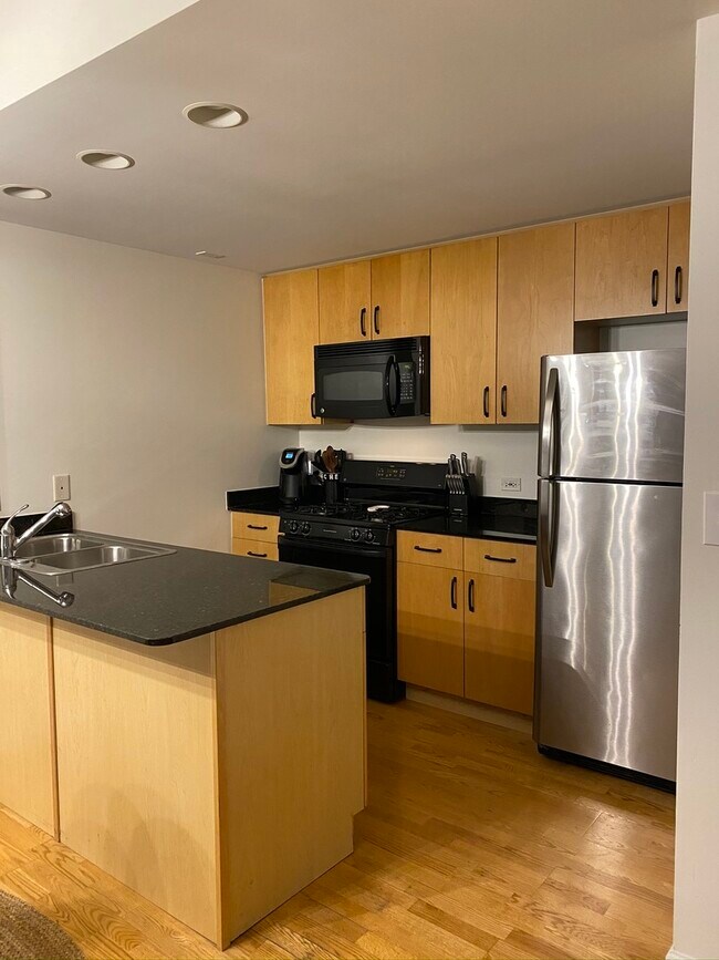 Foto del edificio - 680 N Green St