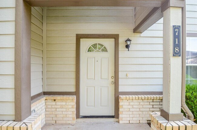 Foto del edificio - 718 Pine Lodge Dr