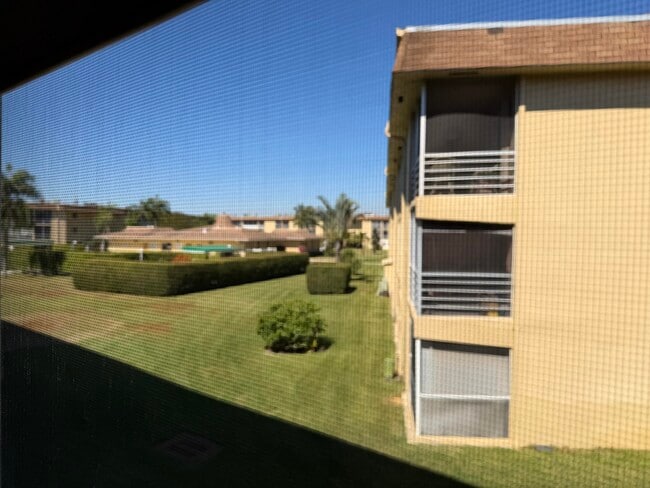 Building Photo - 600 Village Green Ct