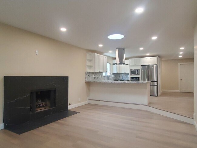 Foto del edificio - Remodeled Home, Beautiful Landscaping, A/C...