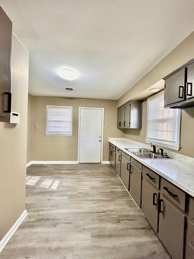 Foto del edificio - Newly Renovated 3 bedroom 1 bath Home - Open To Section 8