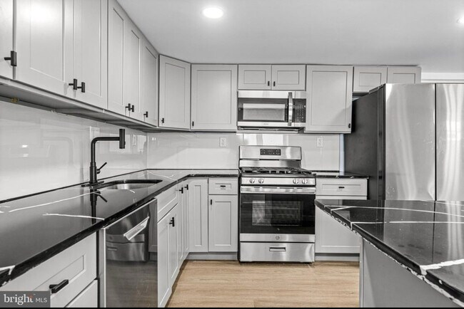 Building Photo - 2 N Newton Pl