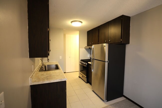 Building Photo - Cedarwood Condos - Cable, Internet & Under...