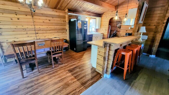 Foto del edificio - Move-In Ready 2-Bedroom Log Home with Wrap-Around Deck and Enclosed Yard
