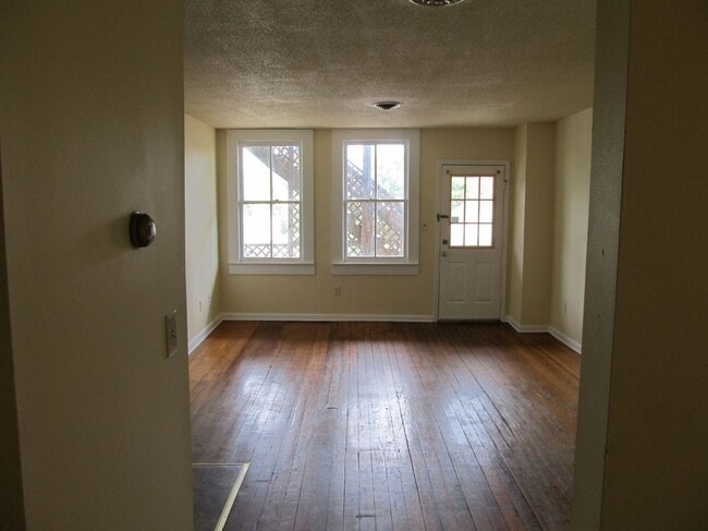 Building Photo - 807 Caroline St