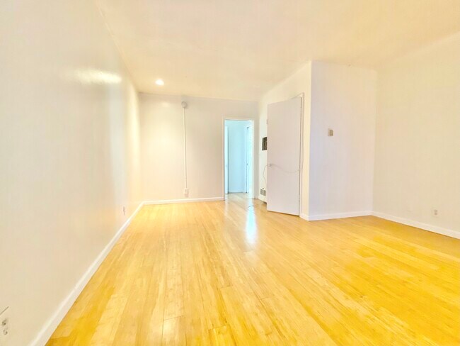 Building Photo - 4033 W Sunset Blvd
