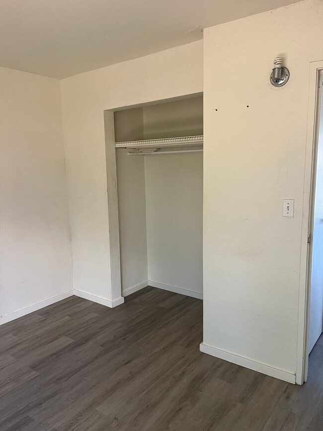 Building Photo - Partly Furnished 2 bedroom 1 bath unit