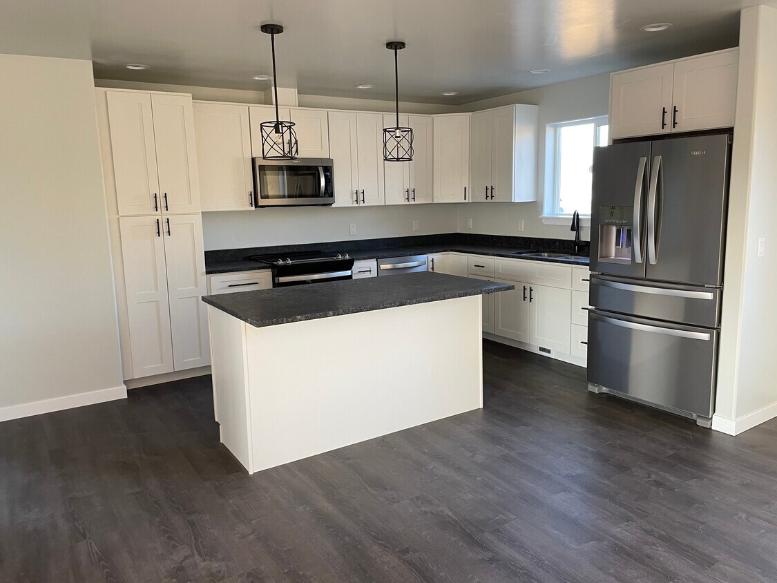 KITCHEN W ISLAND - 36125 Cyrus Ct