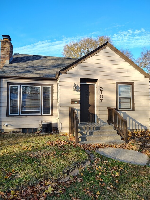 Primary Photo - 2407 Custer Ave