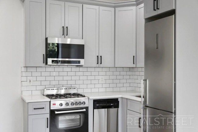 Foto del edificio - Stunning New 1 BED in North Crown Heights Brownstone