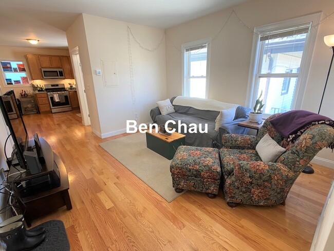 Building Photo - 537 Main St