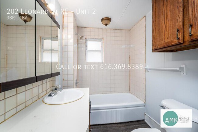 Building Photo - 202 Leonard St NE