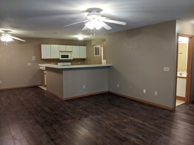 Breakfast bar - 3826 Creek Hill Dr
