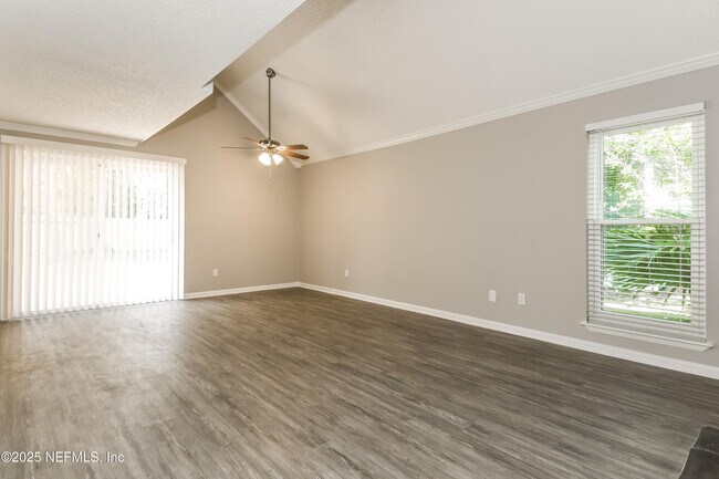 Foto del edificio - 10258 Lake Pines Rd