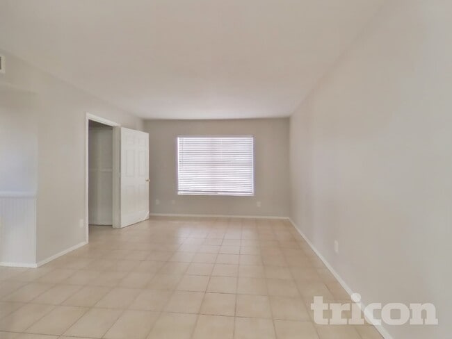 Building Photo - 1406 E Kerry Ln