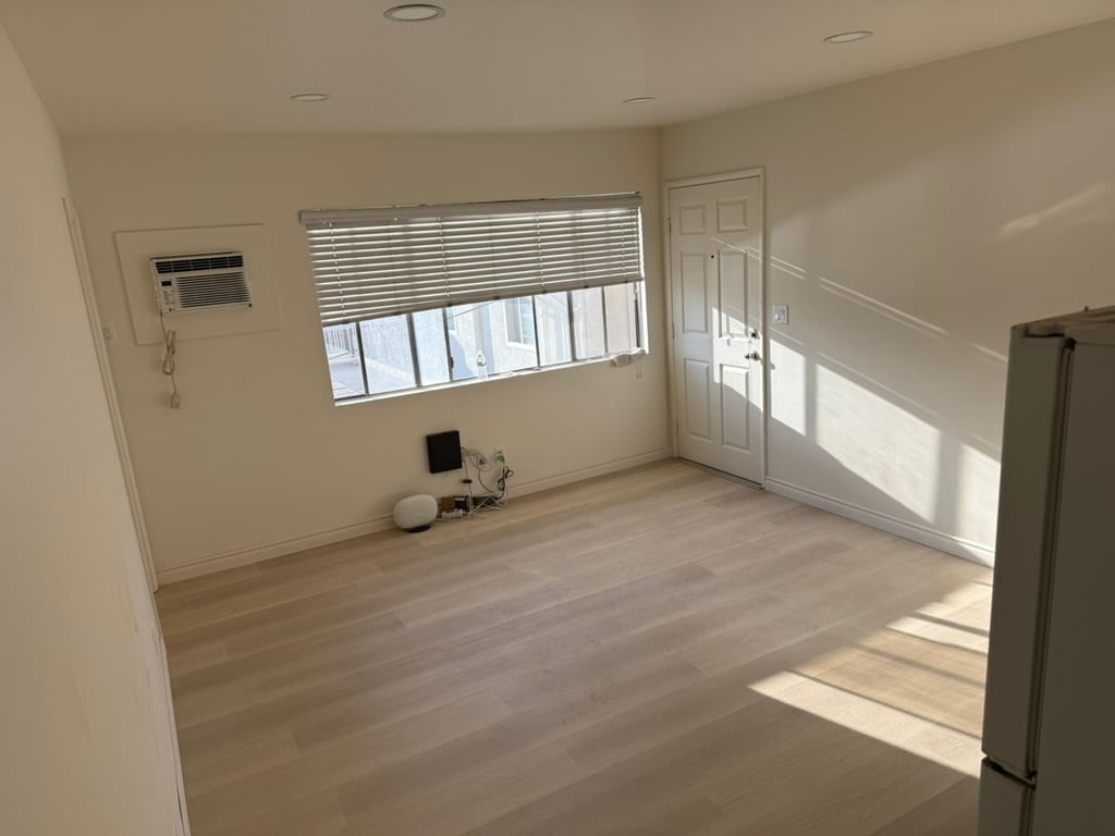 Foto principal - 2022 E 2nd St