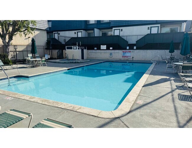 Foto del edificio - 18550 Hatteras St