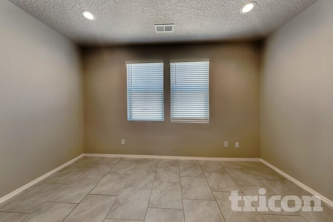 Building Photo - 1806 Valle Vista Rd NW