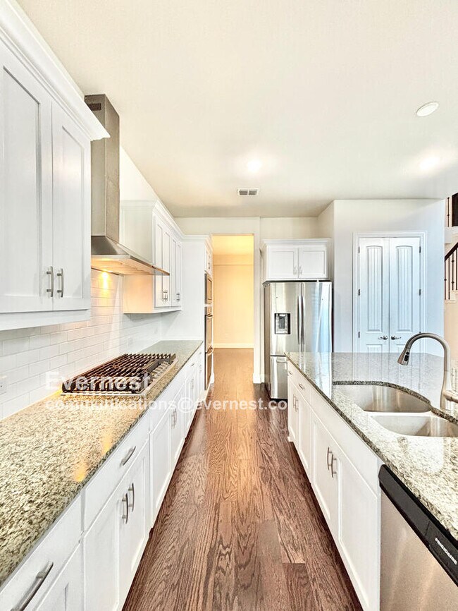 Foto del edificio - 566 Westwood Way Dr