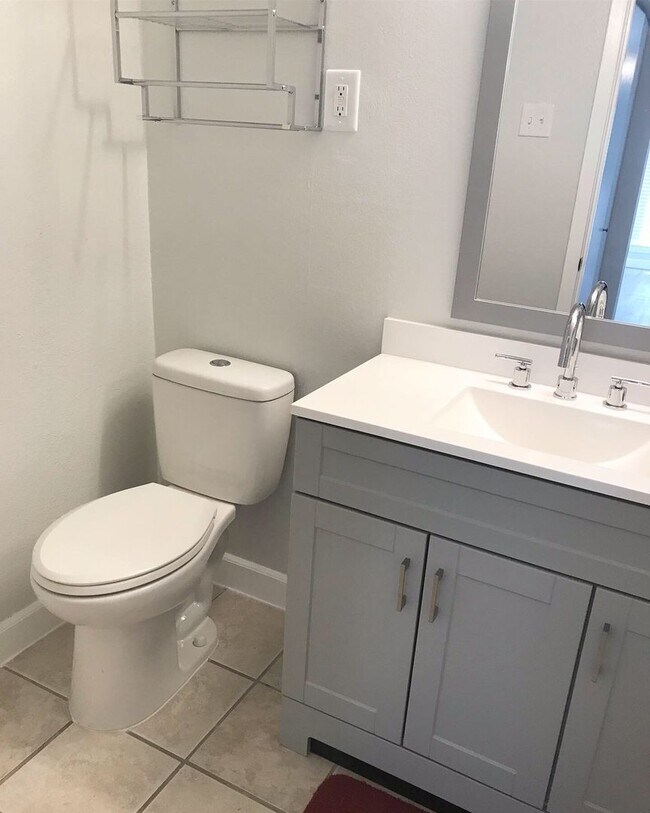 Building Photo - 2BD/1.5BA Townhouse located on the Germant...